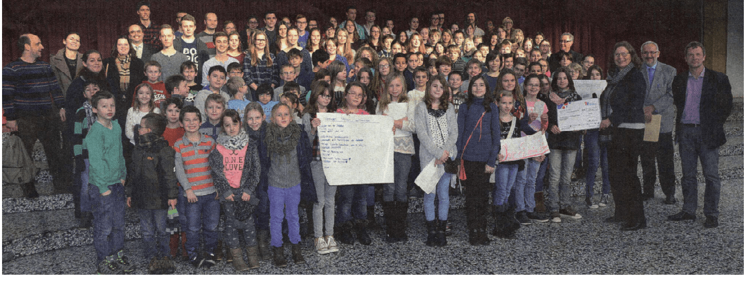 Große Gruppe von Kindern und Erwachsenen bei der Übergabe der Förderung durch das Deutsche Kinderhilfswerk