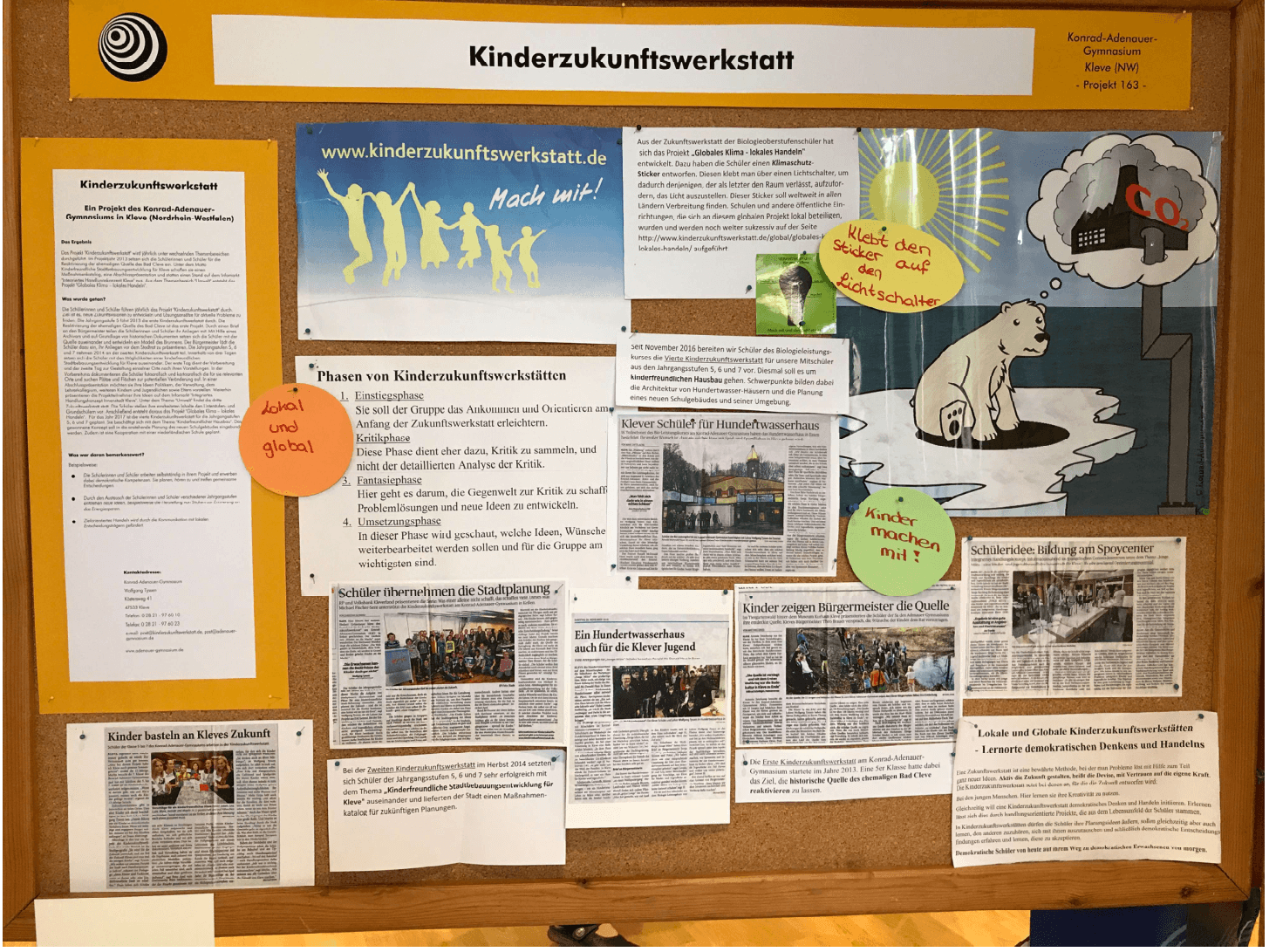Ausstellungstafel der Kinderzukunftswerkstatt mit Projektbeiträgen der Schülerinnen und Schüler