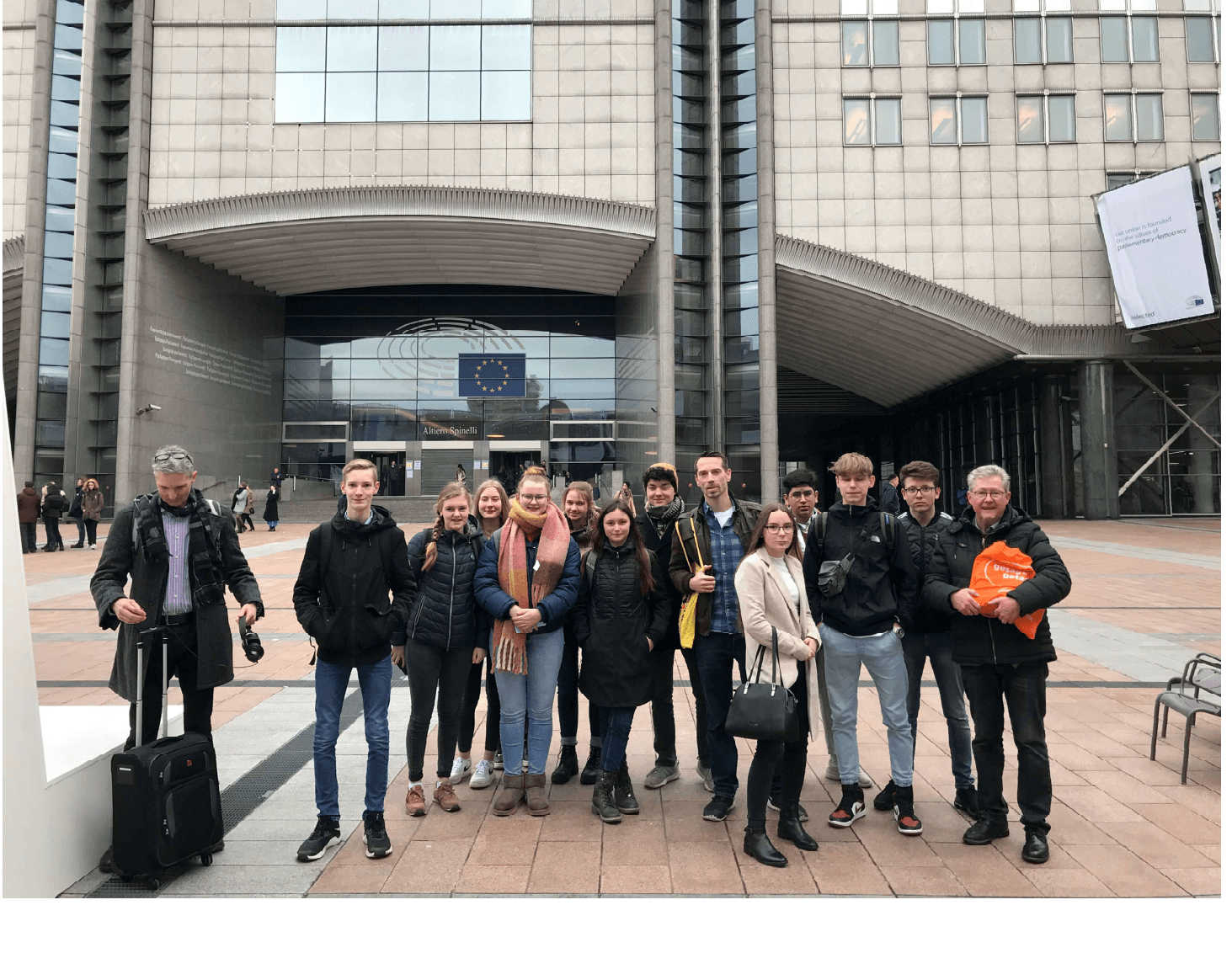 Schülerinnen und Schüler der Gesamtschule Emmerich am Rhein vor dem EU-Parlament in Brüssel